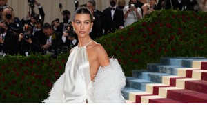 Το διάσημο μοντέλο Amber Valleta εμφανίστηκε στο Met Gala με φόρεμα που είχε φορέσει και η Βίκυ Καγιά
