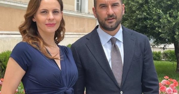 Έφη Αχτσιόγλου | Θετική στον κορονοϊό, λίγες ημέρες μετά τον έξι μηνών γιο της