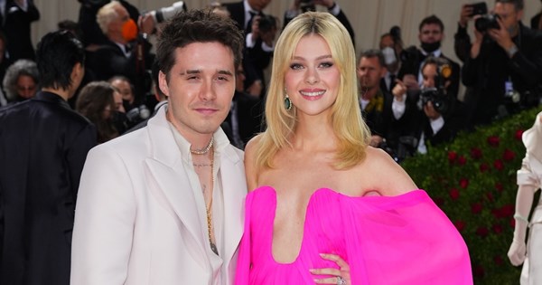Αγνώριστη | Η ορκισμένη ξανθιά Nicola Peltz έγινε καστανή κι αυτή ήταν η αντίδραση του Brooklyn Beckham