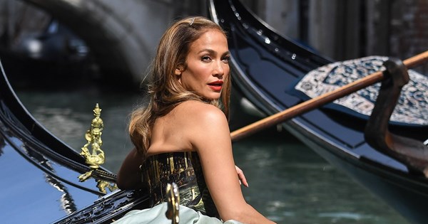 Η Jennifer Lopez υιοθέτησε το νεανικό κούρεμα που χαρίζει πλούσιο όγκο στα μαλλιά