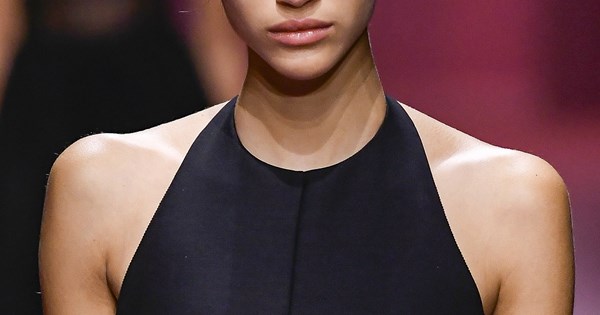 Street style approved | Η στέκα είναι το πιο κομψό αξεσουάρ μαλλιών που μπορείς να φορέσεις τώρα