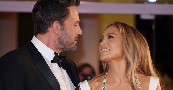 Νύφη μετά τα 50 | Το υποδειγματικό beauty look της Jennifer Lopez στο γάμο της με τον Ben Affleck