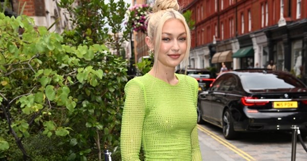 Καλεσμένη σε γάμο ή βάπτιση; To 90s inspired top-knot της Gigi Hadid είναι το πιο κομψό χτένισμα που είδαμε σήμερα