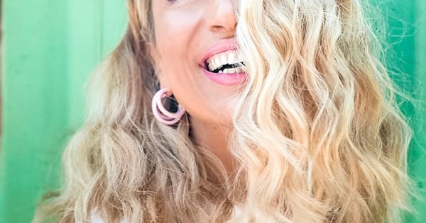 Στο κομμωτήριο η Μαρία Ηλιάκη | Υιοθέτησε το απόλυτο χρώμα μαλλιών του φετινού καλοκαιριού
