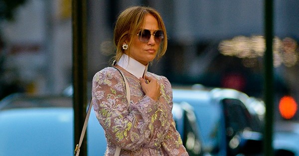 Η Jennifer Lopez υιοθέτησε μια ιδιαίτερη εκδοχή του κλασικού γαλλικού μανικιούρ που πρέπει να δεις (και να υιοθετήσεις)