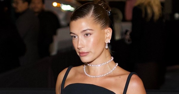 H Hailey Bieber με “mermaid eyes”, την πιο δημοφιλή τάση μακιγιάζ του φετινού καλοκαιριού