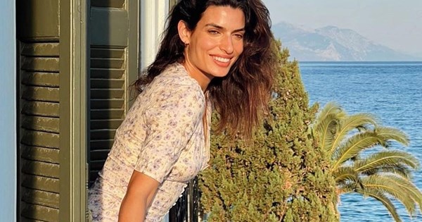 Σπαστά μαλλιά | 10 καλοκαιρινά χτενίσματα της Τόνιας Σωτηροπούλου που πρέπει να αντιγράψεις σήμερα κιόλας