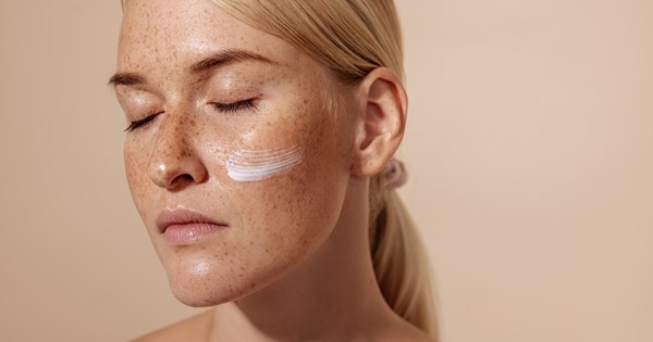 Οι 5 καλύτερες κρέμες για σημάδια ακμής που θα βρεις στο φαρμακείο της γειτονιάς σου