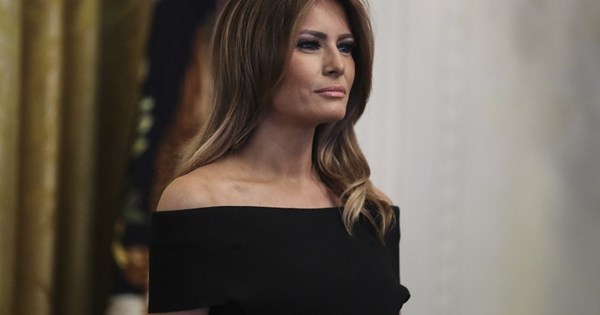 H Melania Trump έκανε κηπουρική με πανάκριβα ρούχα και 