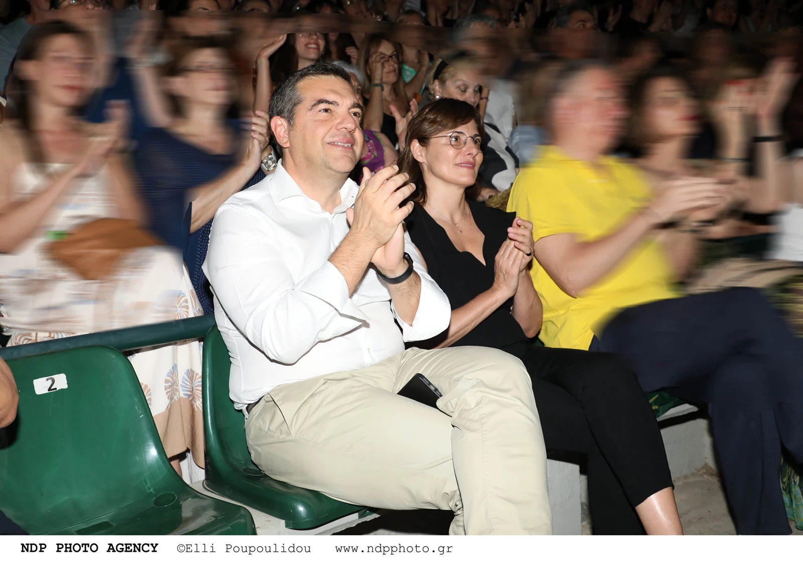 Η Μπέττυ Μπαζιάνα με μαύρη ολόσωμη φόρμα και πέδιλα | Η σπάνια βραδινή έξοδος με τον Αλέξη Τσίπρα