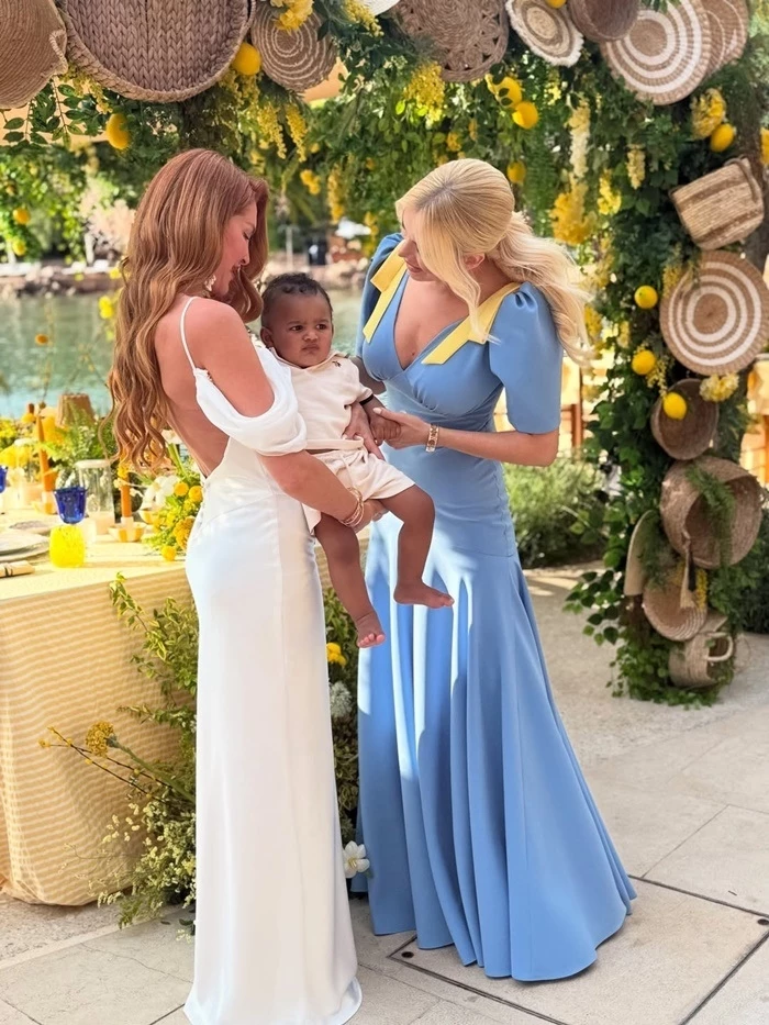 Η Κατερίνα Καινούργιου έγινε νονά με παστέλ φόρεμα