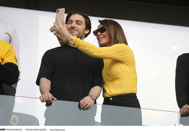 Η Τατιάνα Στεφανίδου είναι κομψή ακόμα και στο γήπεδο | Η δημόσια εμφάνιση με τον Νίκο Ευαγγελάτο και τον γιο τους