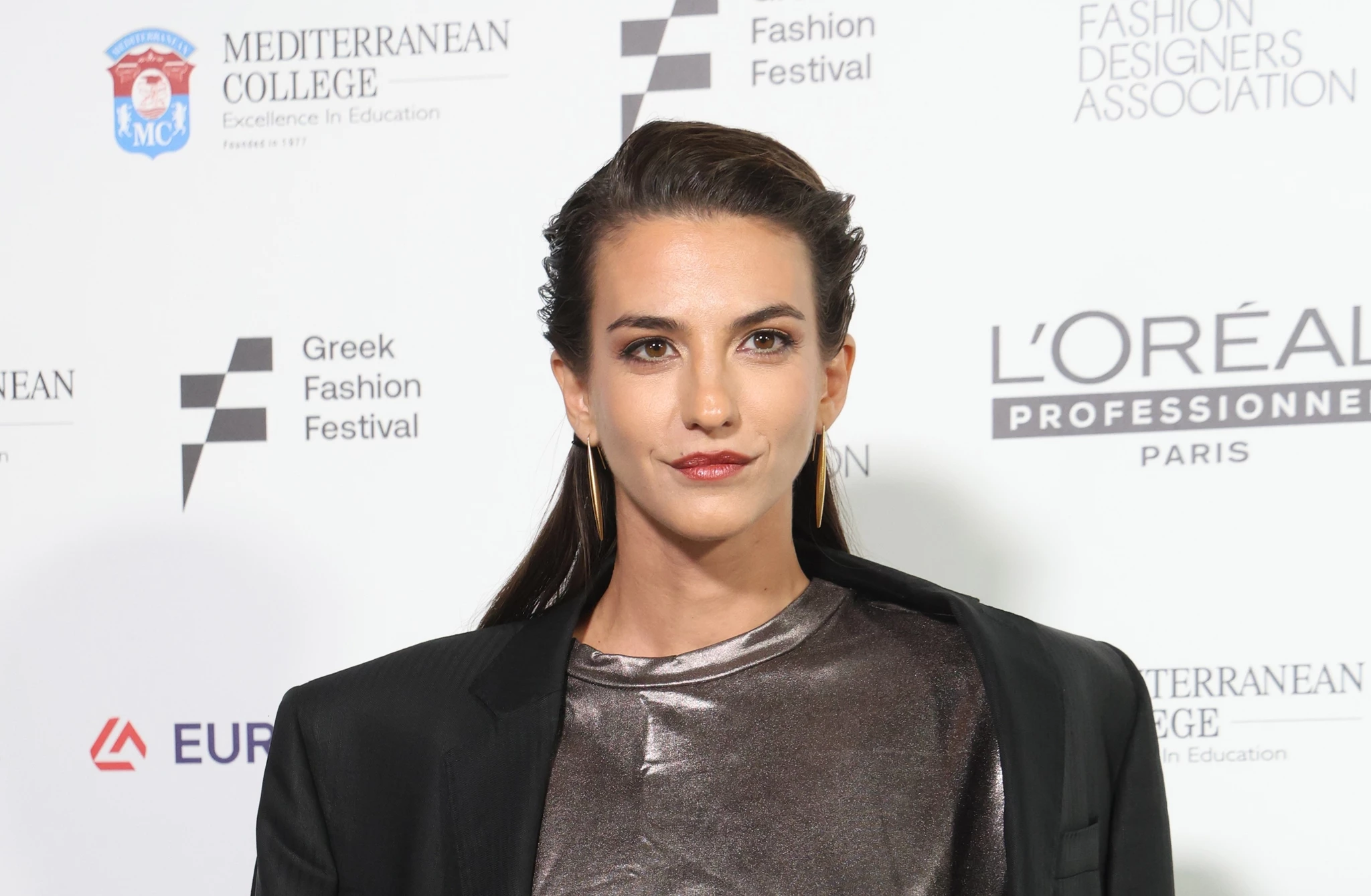 Με σκουρόχρωμο outfit και ψηλοτάκουνα πέδιλα | Η κομψή εμφάνιση της Αναστασίας Παντούση στο 1ο Greek Fashion Festival