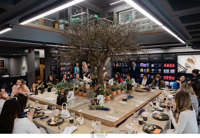 Το Apivita Experience Store γιόρτασε τα 10 χρόνια λειτουργίας του με το πιο ανοιξιάτικο κάλεσμα