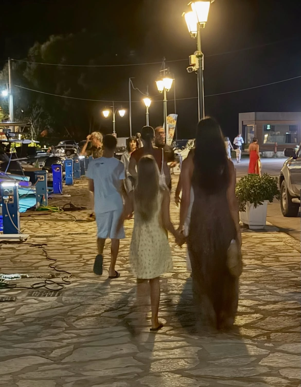 Η μία μελαχρινή, η άλλη ξανθιά | Βαλέρια Λάτσιου και Μαρίνα Παντζοπούλου χέρι χέρι στην Ιθάκη
