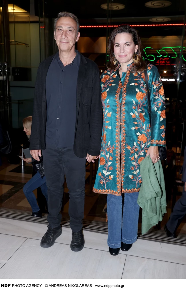 Όλγα Κεφαλογιάννη | Με μεταξωτό παλτό στη θεατρική πρεμιέρα