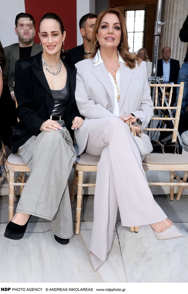 Η Άντζελα Γκερέκου με κομψό κοστούμι και η Μαρία Βοσκοπούλου με metallic top σε fashion show