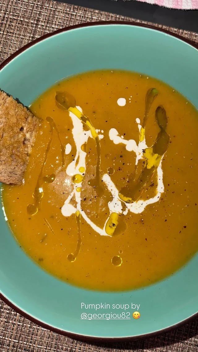 Ο Ανδρέας Γεωργίου μαγείρεψε για το κορίτσι του | Το τέλειο χειμερινό πιάτο που ετοίμασε