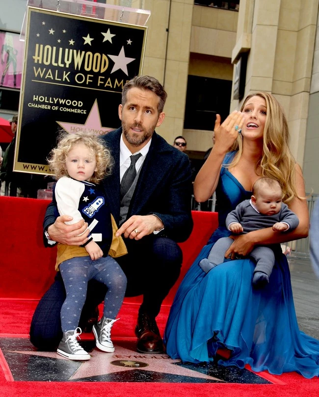 Ποζάρουν αγκαλιά με το νεογέννητο μωρό η Blake Lively και ο Ryan Reynolds