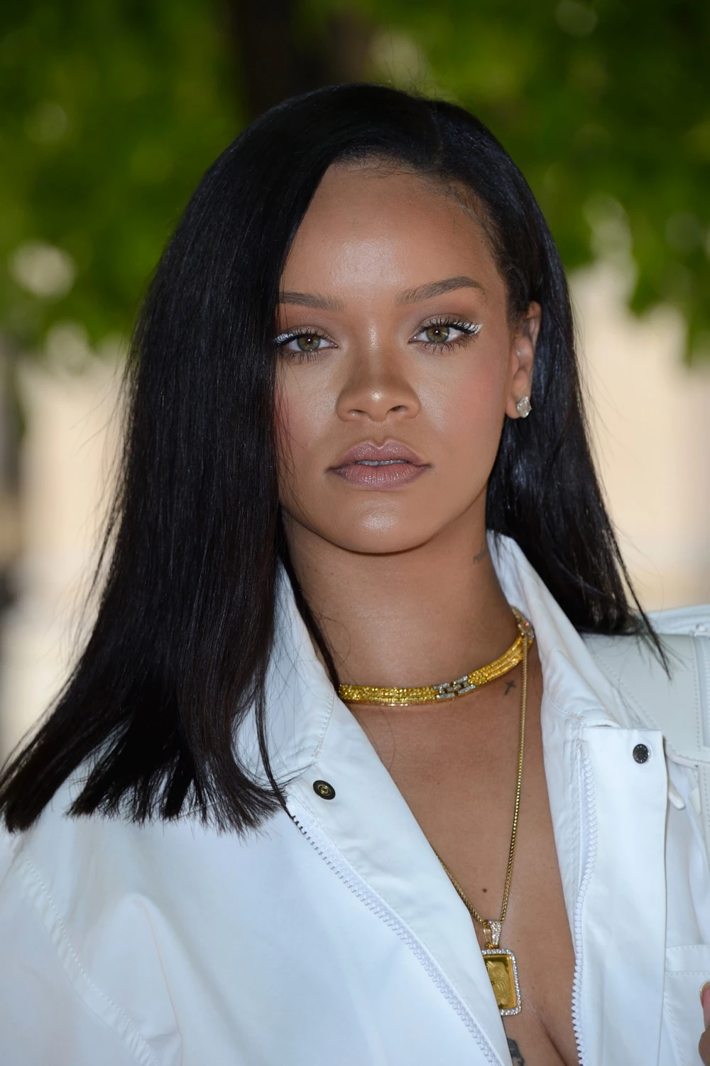 H Rihanna φόρεσε λευκό eyeliner, που σημαίνει ότι από αύριο θα το βλέπεις παντού - εικόνα 2