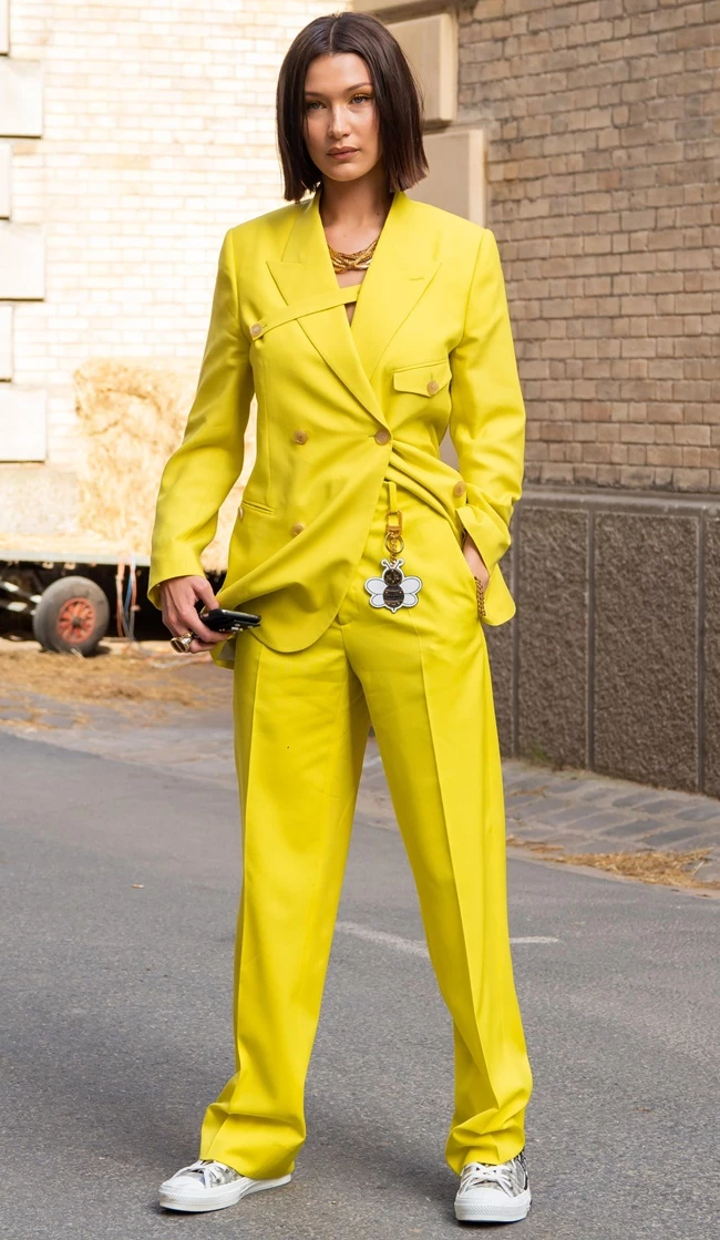 Bella Hadid | Κι όμως φόρεσε ένα total yellow κοστούμι!