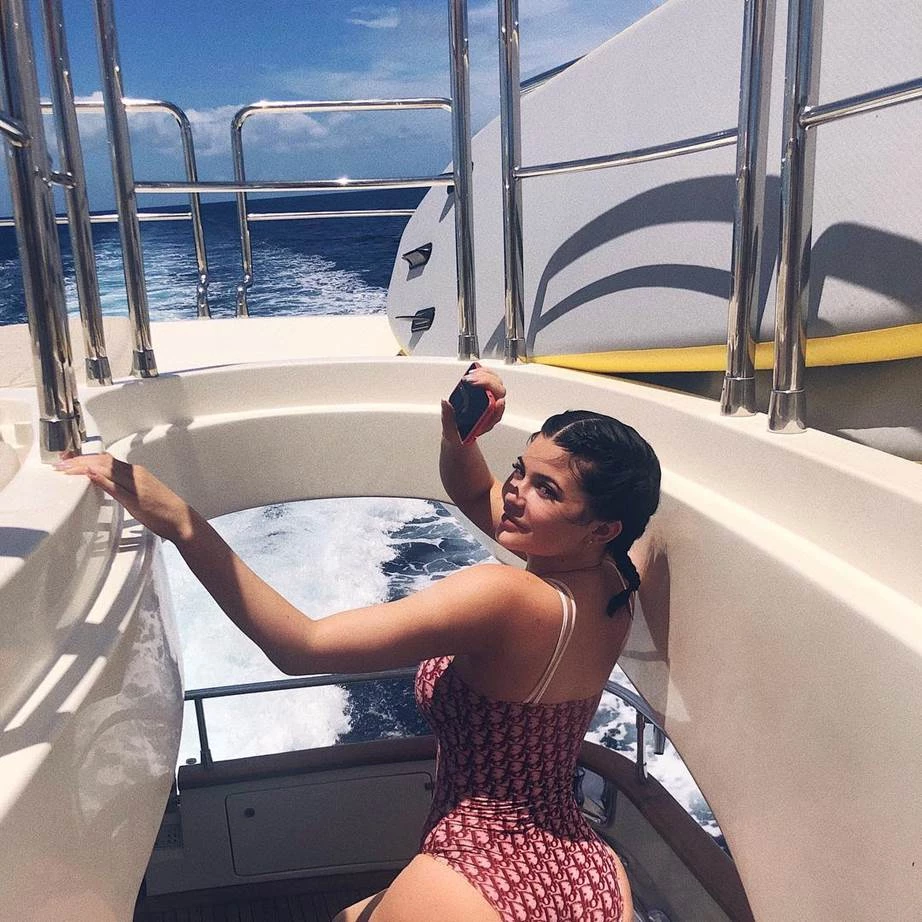 Kylie Jenner, Kim Kardashian, Bella Hadid συμφωνούν: Επέστρεψε η πιο vintage τάση στα μαγιό! - εικόνα 3