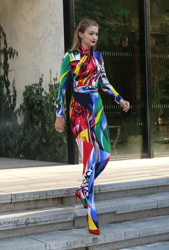 Gigi Hadid & Dua Lipa φόρεσαν το ίδιο, περίεργο σύνολο
