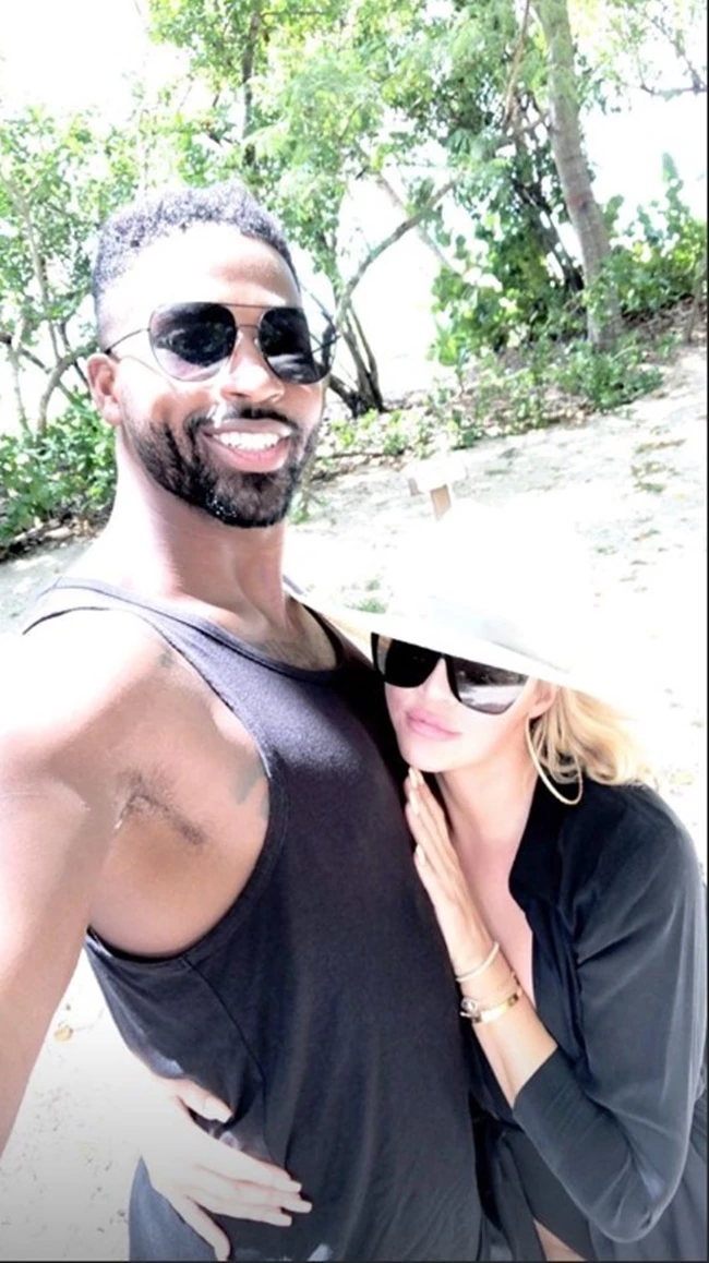 Khloe Kardashian | Ποζάρει αγκαλιά με τον Tristan Thompson