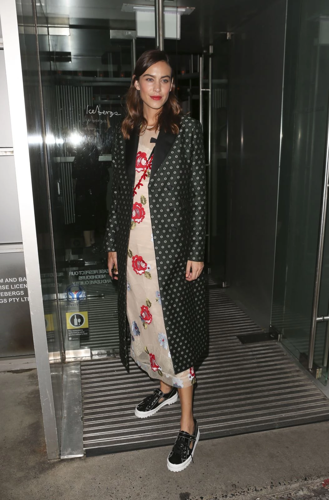 Πώς να συνδυάσεις δύο φλοράλ μαζί; Η Alexa Chung σού δείχνει τον τρόπο