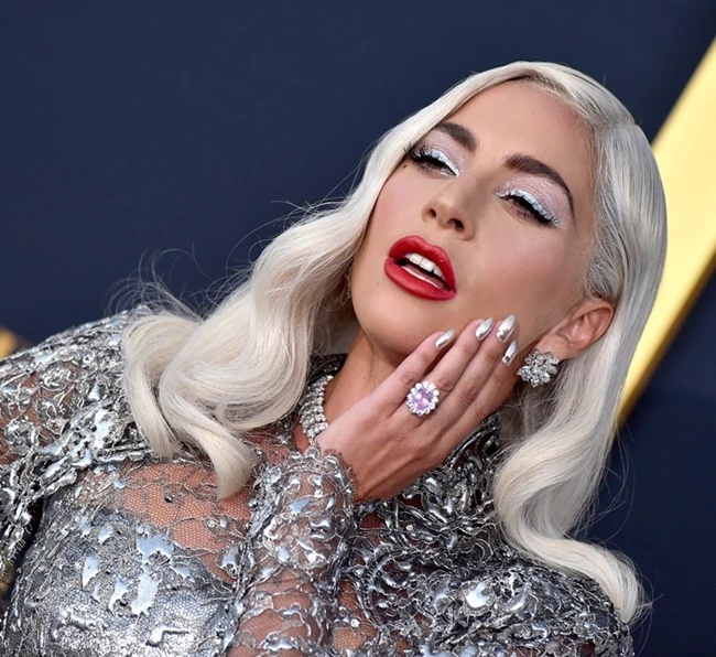 Lady Gaga | Εσύ έχεις προσέξει το εντυπωσιακό δαχτυλίδι αρραβώνων της;
