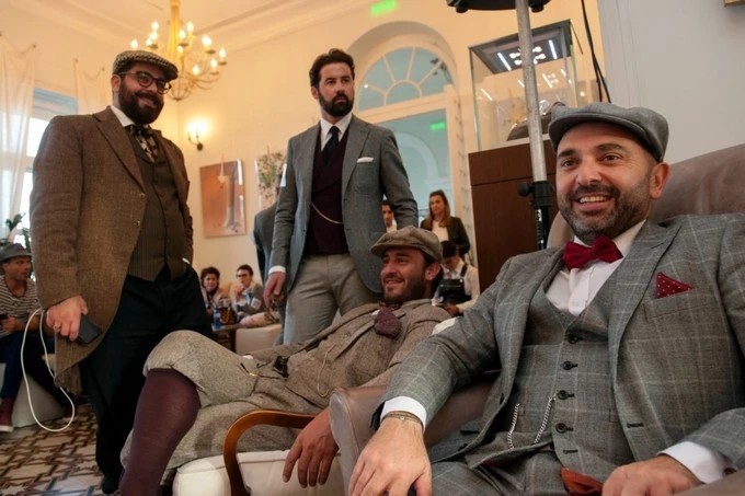 Η ρετρό αισθητική του Tweed Run επέστρεψε στις Σπέτσες για 5η χρονιά