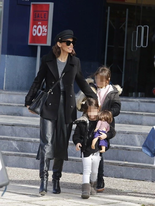 Their Style Rocks | Δες την Μπέττυ Μαγγίρα σε έξοδο με τις κόρες της - εικόνα 2