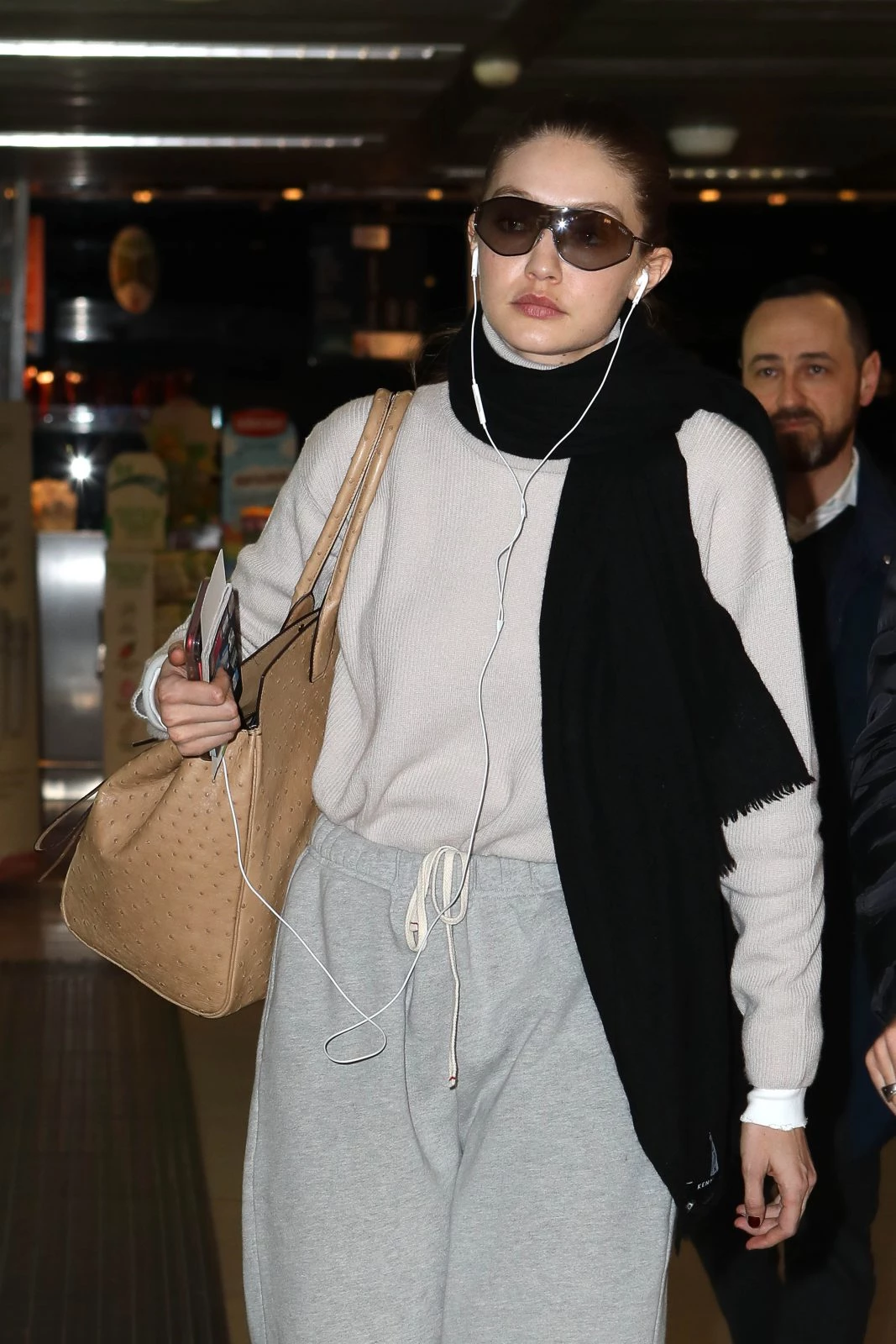 Gigi Hadid | Η stylish off duty εμφάνιση με το πιο άνετο πουλόβερ