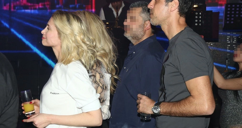 Ναι ή όχι; Δες τι φόρεσε η Νίκη Κάρτσωνα για να βγει βράδυ με τον σύζυγό της, Νίκο Χατζή
