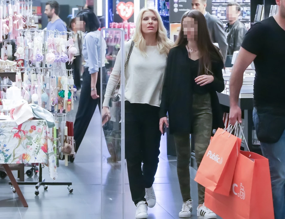 Ελένη Μενεγάκη και Λάουρα Λάτσιου είναι αχώριστες | Νέες φωτογραφίες από έξοδό τους για shopping