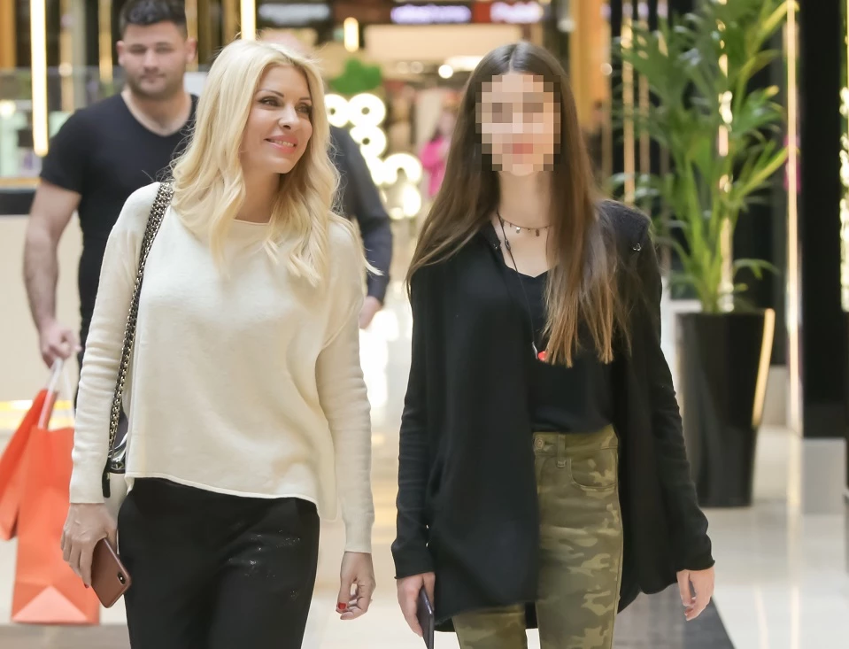 Ελένη Μενεγάκη και Λάουρα Λάτσιου είναι αχώριστες | Νέες φωτογραφίες από έξοδό τους για shopping - εικόνα 4