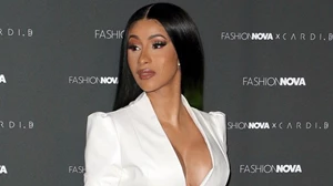 Η Cardi B αποκάλυψε ότι αφαίρεσε τα ενέσιμα από τους γλουτούς της | "Αγαπώ το σώμα μου όπως είναι σήμερα"