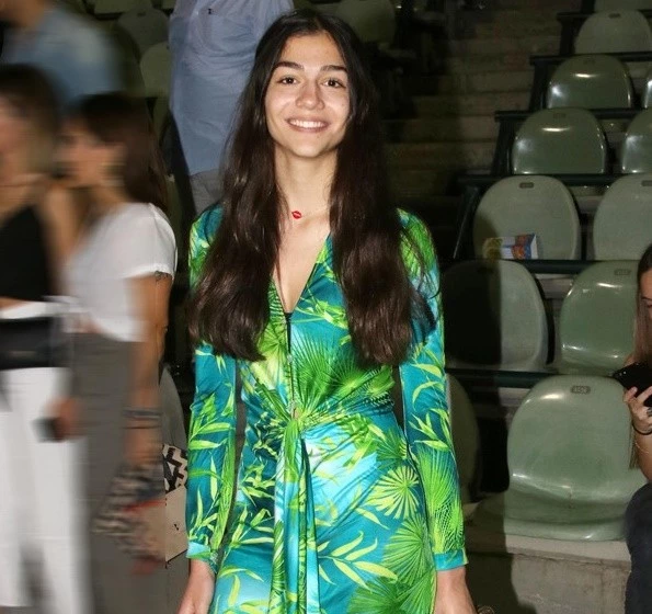 Sweet 18 | Η Μελίνα Νικολαΐδη γιόρτασε την ενηλικίωσή της - Η φωτογραφία με τη μητέρα της και τον Βασίλη Μπισμπίκη - εικόνα 3