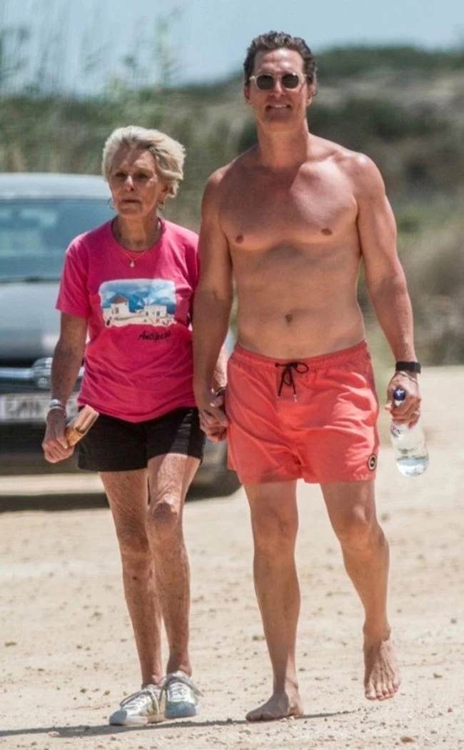Matthew McConaughey | Στην Αντίπαρο για διακοπές με την μαμά του