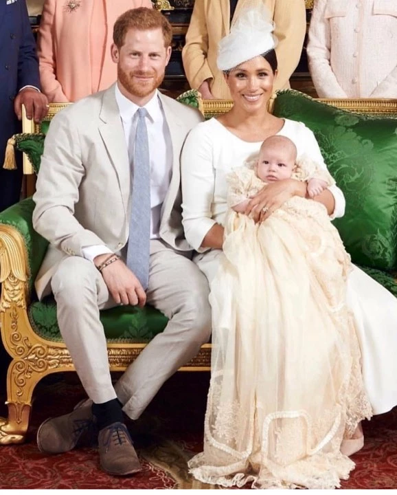 Meghan Markle- Prince Harry | Οι πρώτες φωτογραφίες από την βάφτιση του μωρού τους - εικόνα 3