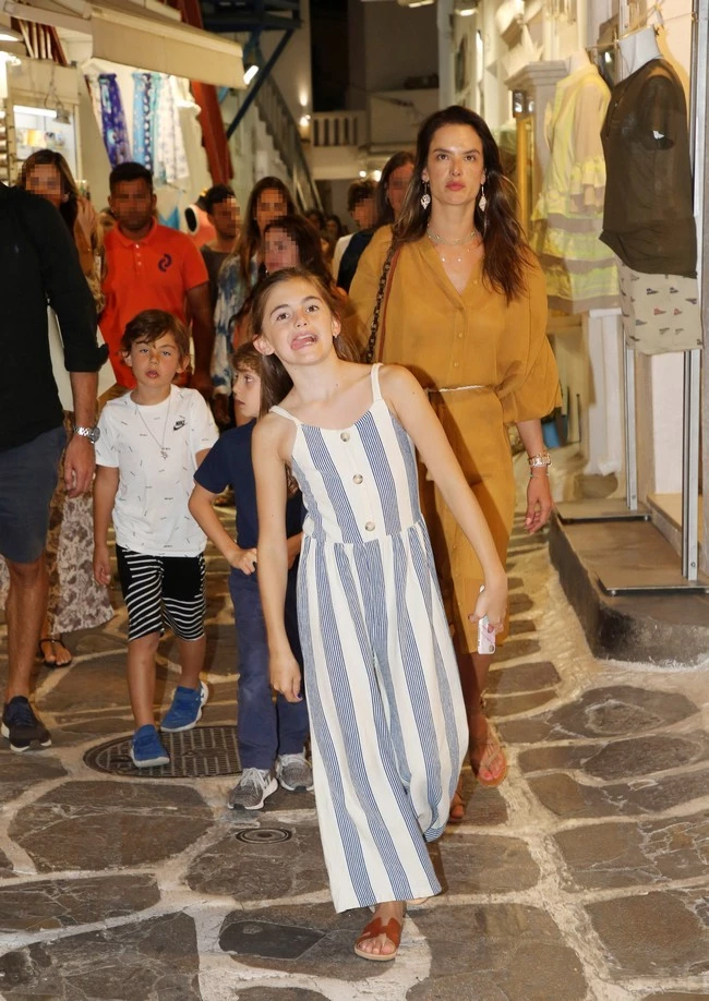 Η Alessandra Ambrosio με τα παιδιά της στην Μύκονο - εικόνα 4