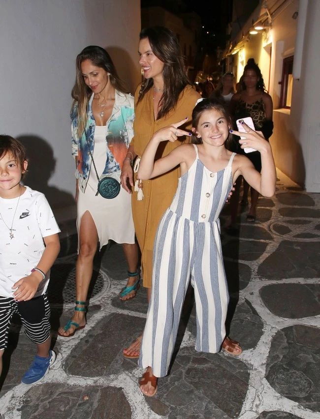 Η Alessandra Ambrosio με τα παιδιά της στην Μύκονο - εικόνα 6
