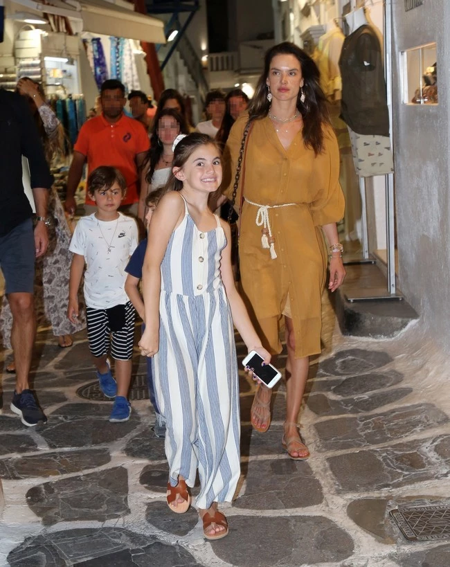 Η Alessandra Ambrosio με τα παιδιά της στην Μύκονο - εικόνα 2