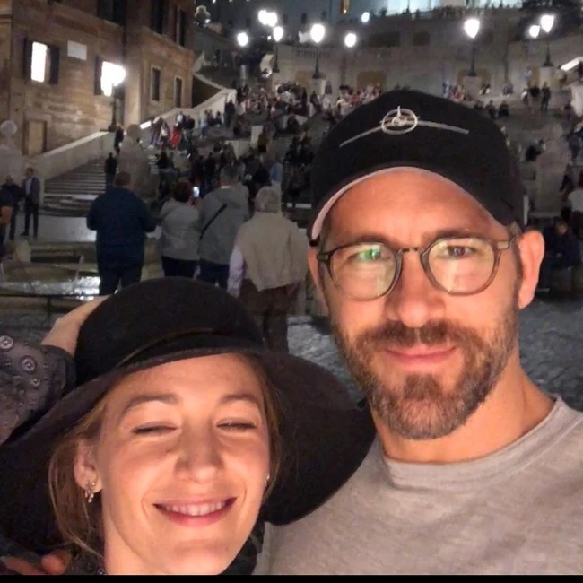 Η Blake Lively έχει γενέθλια και ο Ryan Reynolds την τρολάρει ξανά