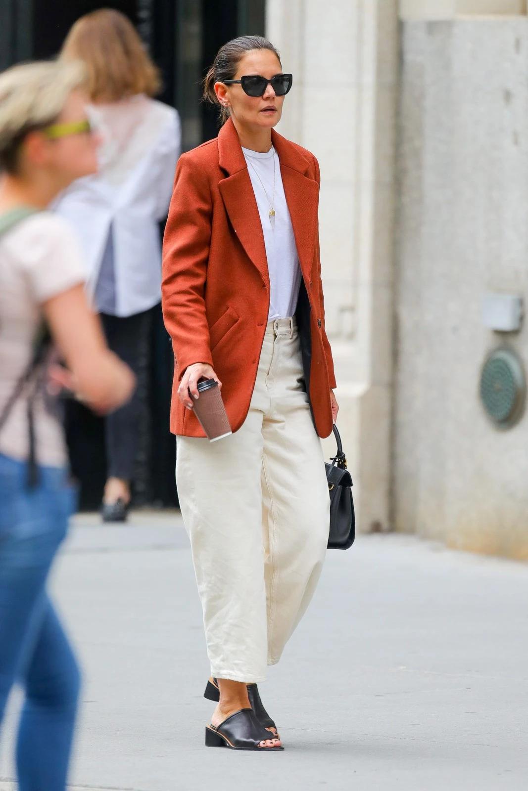 Katie Holmes | Φόρεσε το ιδανικό φθινοπωρινό πανωφόρι από τα Mango