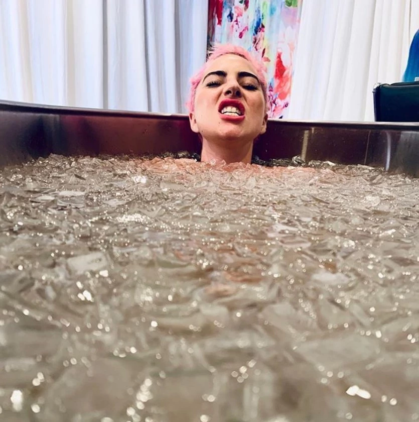 Lady Gaga | Γιατί γεμίζει την μπανιέρα με παγάκια και κάνει καυτά μπάνια;