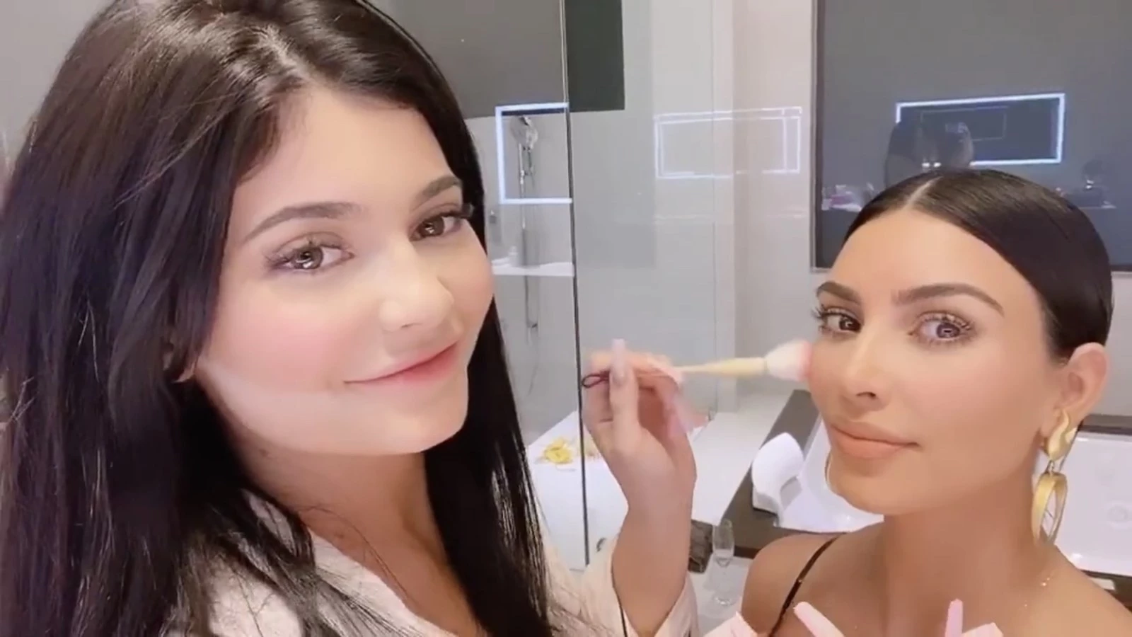 H Kylie Jenner έβαψε την Kim Kardashian για το look των γενεθλίων της - εικόνα 2
