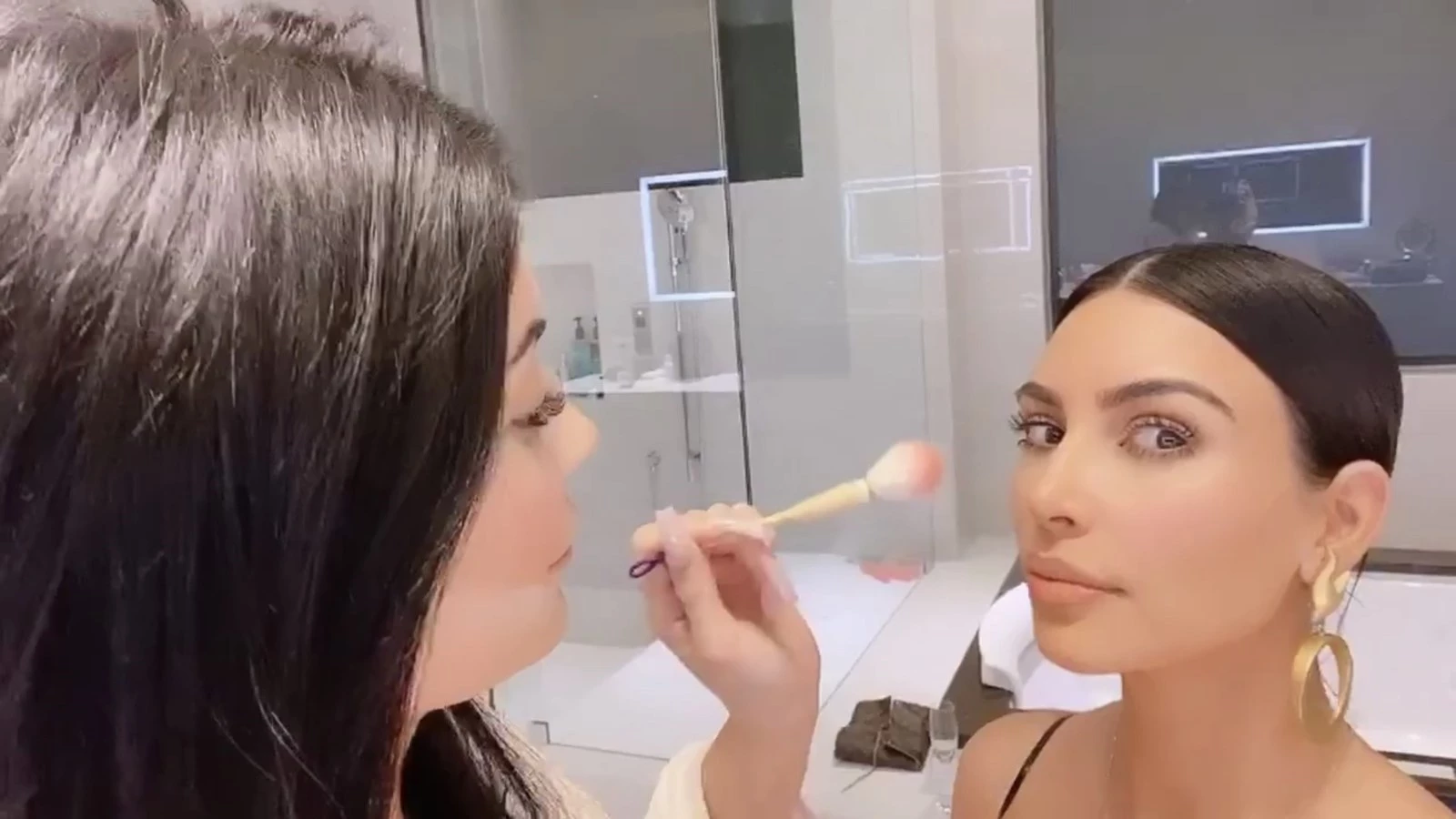 H Kylie Jenner έβαψε την Kim Kardashian για το look των γενεθλίων της