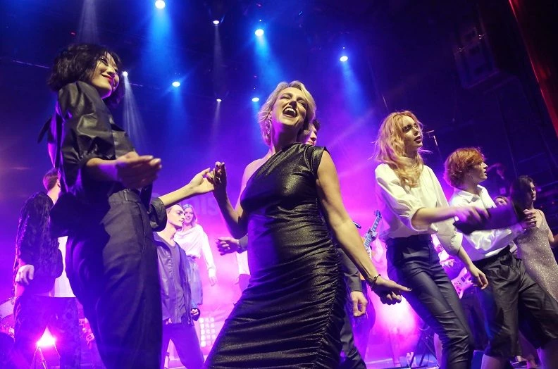 Βρεθήκαμε backstage στην Εβδομάδα Μόδας της Αθήνας και μάθαμε πώς θα πετύχεις τα τέλεια messy hair που βλέπεις στο catwalk - εικόνα 2