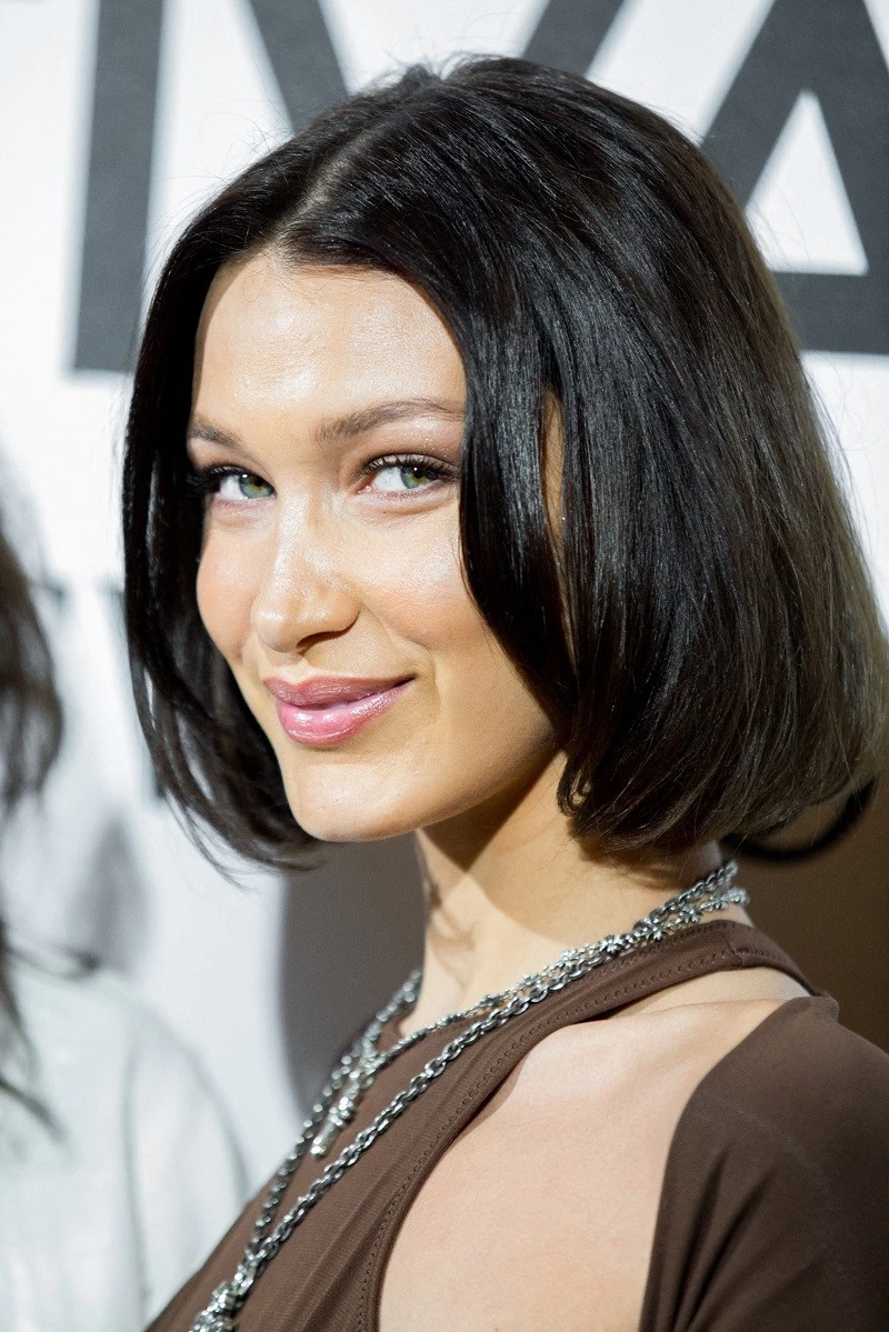 Η Bella Hadid άλλαξε τα μαλλιά της και μοιάζει υπερβολικά πολύ με την Kim Kardashian